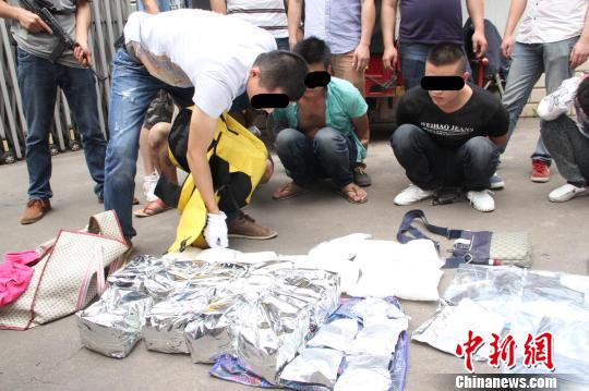 图为警方抓获犯罪嫌疑人，缴获新型毒品及枪弹等武器。　廖军摄