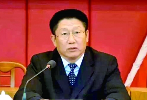 他曾身居要职，在仕途上平步青云，&ldquo;连跳式&rdquo;升官；他如今落马，被查出近乎疯狂地收受巨额利益、用公款送礼，还隐瞒&ldquo;裸官&rdquo;身份、在私企老板的安排下多次嫖娼、参与赌博、与多名女性通奸，被一线办案人员形容为&ldquo;五毒俱全&rdquo;的干部。近日，深圳原市委常委、政法委书记蒋尊玉的贪腐历程被披露。