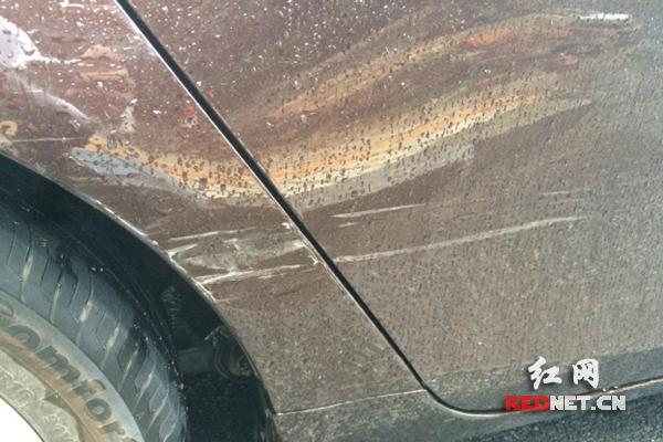 男子剐蹭他人车辆后留纸条 被赞中国好司机(图)