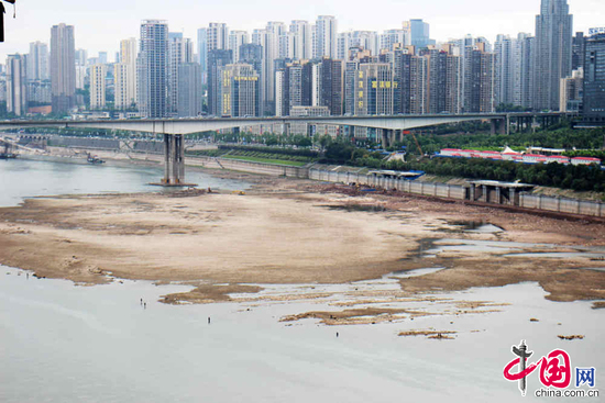 重庆嘉陵江水位回落江面缩水 大片江滩裸露(图)