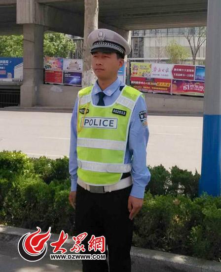 济南交警微博回复称被示爱的&ldquo;小眼&rdquo;交警单身，并附上了一张执勤照片。