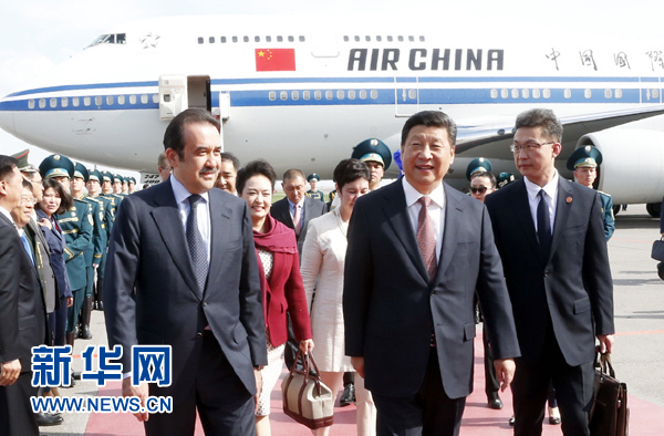 5月7日，国家主席习近平抵达哈萨克斯坦首都阿斯塔纳，开始对哈萨克斯坦进行访问。这是哈萨克斯坦总理马西莫夫等到机场迎接习近平和夫人彭丽媛。新华社记者 鞠鹏 摄 