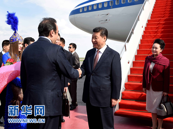 5月7日，国家主席习近平抵达哈萨克斯坦首都阿斯塔纳，开始对哈萨克斯坦进行访问。这是哈萨克斯坦总理马西莫夫等到机场迎接习近平和夫人彭丽媛。新华社记者 饶爱民 摄 