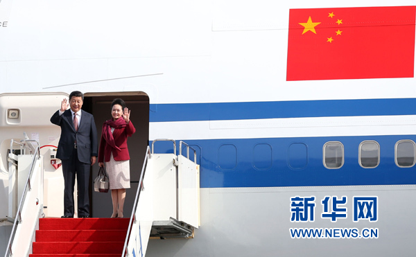 5月7日，国家主席习近平抵达哈萨克斯坦首都阿斯塔纳，开始对哈萨克斯坦进行访问。这是习近平和夫人彭丽媛步出舱门。 新华社记者 庞兴雷 摄