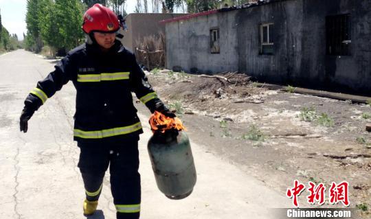 新疆&ldquo;抱火哥&rdquo;烈火中抢出燃烧煤气罐获赞好巴郎