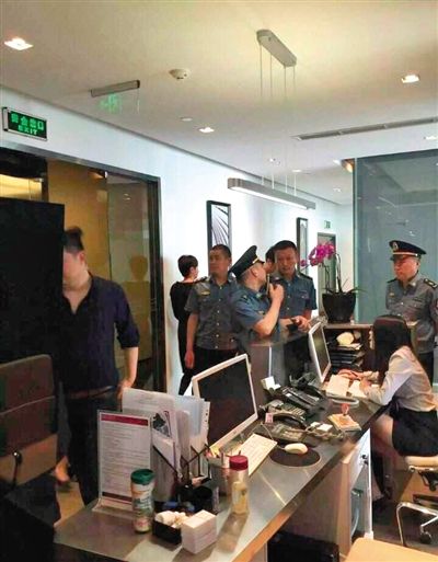 昨日下午,成都市交委相关负责人证实,成都市交委、公安、工商等部门对Uber成都分公司进行了工作调查。多名成都Uber专车司机称,目前Uber软件仍能使用。微博截图