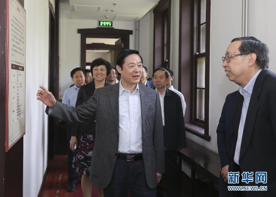 5月8日,中共中央政治局委员、中央书记处书记、中宣部部长刘奇葆在清华大学调研。这是刘奇葆考察清华大学国学研究院。 新华社记者 丁林 摄 5月8日,中共中央政治局委员、中央书记处书记、中宣部部长刘奇葆在清华大学调研。这是刘奇葆考察清华大学国学研究院。 新华社记者 丁林 摄