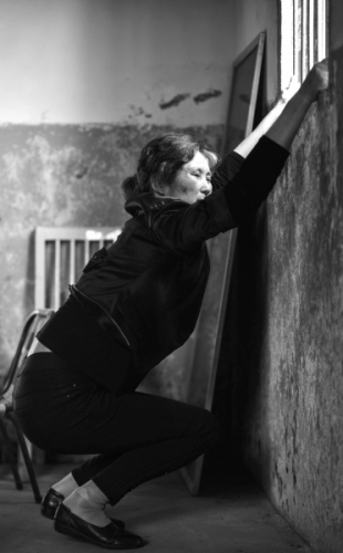 女教师患&ldquo;企鹅病&rdquo;难站立拽着麻绳坚持上课（图）