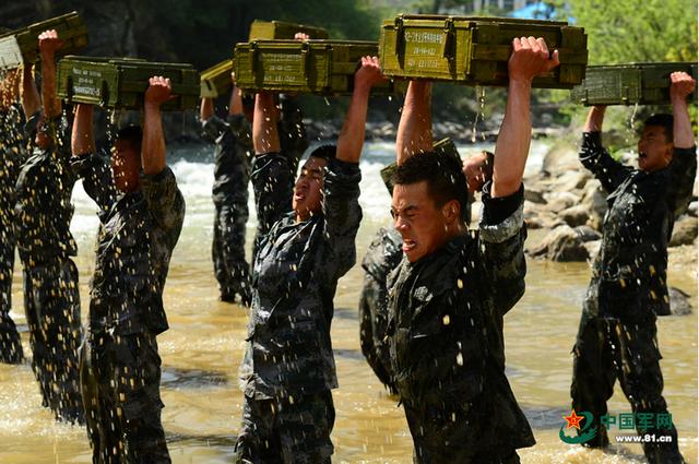 解放军战士骨折后咬牙训练 脚上带4枚钢钉夺冠