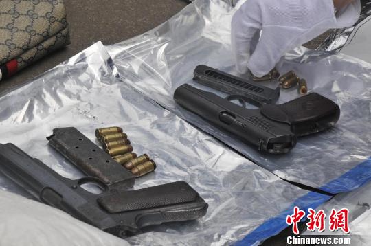 广西防城港家族武装贩毒团伙被端手枪压满子弹