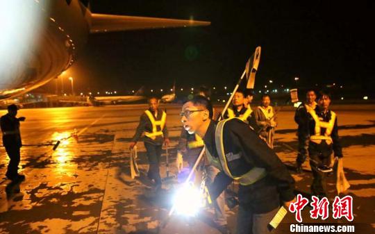 探秘飞机“美容师”:最脏在机腹清洗都在后半夜