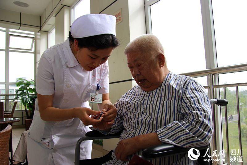 5.12国际护士节:镜头记录白衣天使的平凡瞬