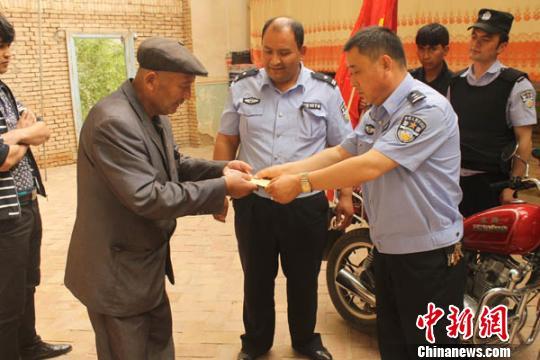 新疆69岁大叔骑摩托车行1000多公里去乌鲁木齐