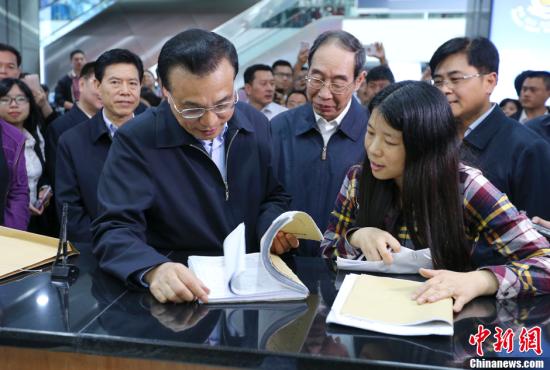 李克强22日在福建自贸区厦门片区象屿综合服务大厅了解简政放权和商事制度改革等情况。刘震 摄