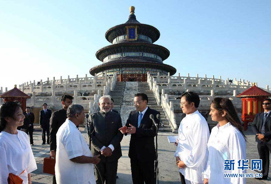 5月15日，国务院总理李克强在北京天坛公园与印度总理莫迪共同出席&ldquo;太极瑜伽相会&rdquo;中印文化交流活动。 新华社记者 庞兴雷 摄