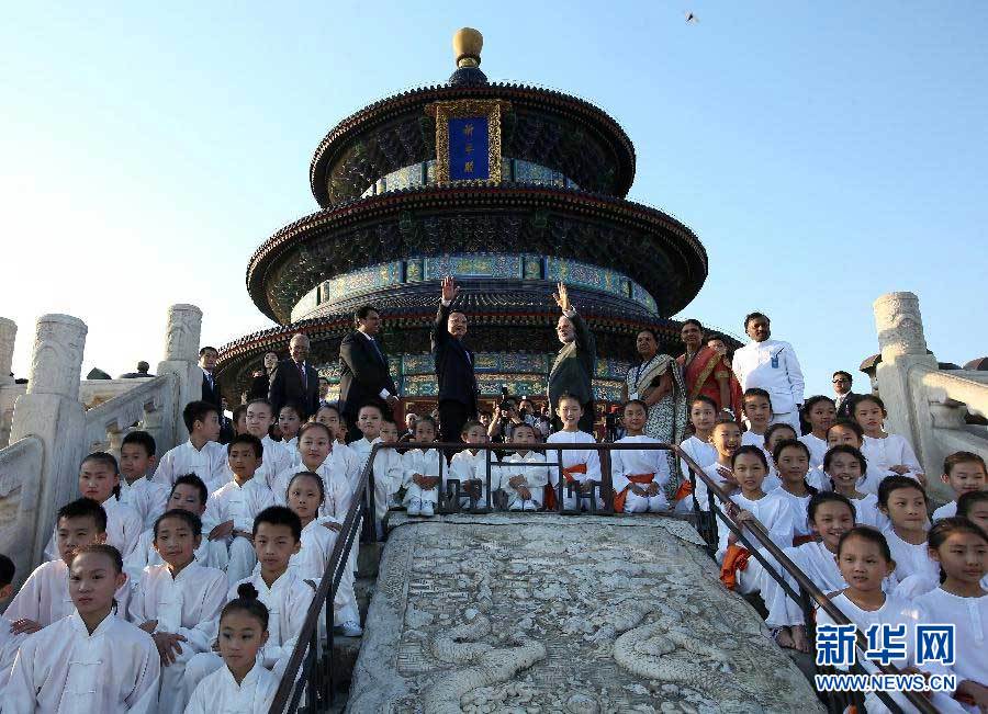 5月15日，中国国务院总理李克强与印度总理莫迪在北京天坛公园共同出席&ldquo;太极瑜伽相会&rdquo;活动。 新华社记者 庞兴雷 摄 
