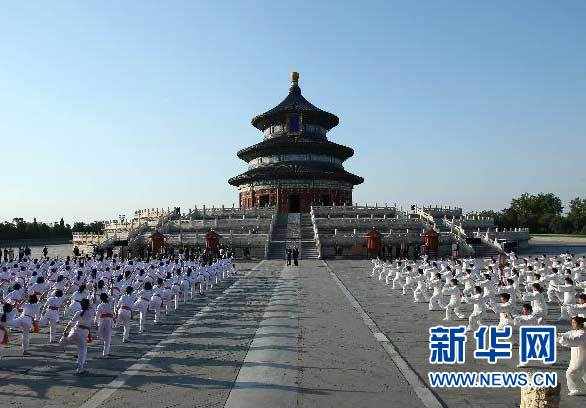 5月15日，中国国务院总理李克强与印度总理莫迪在北京天坛公园共同出席&ldquo;太极瑜伽相会&rdquo;活动。 新华社记者 庞兴雷 摄 