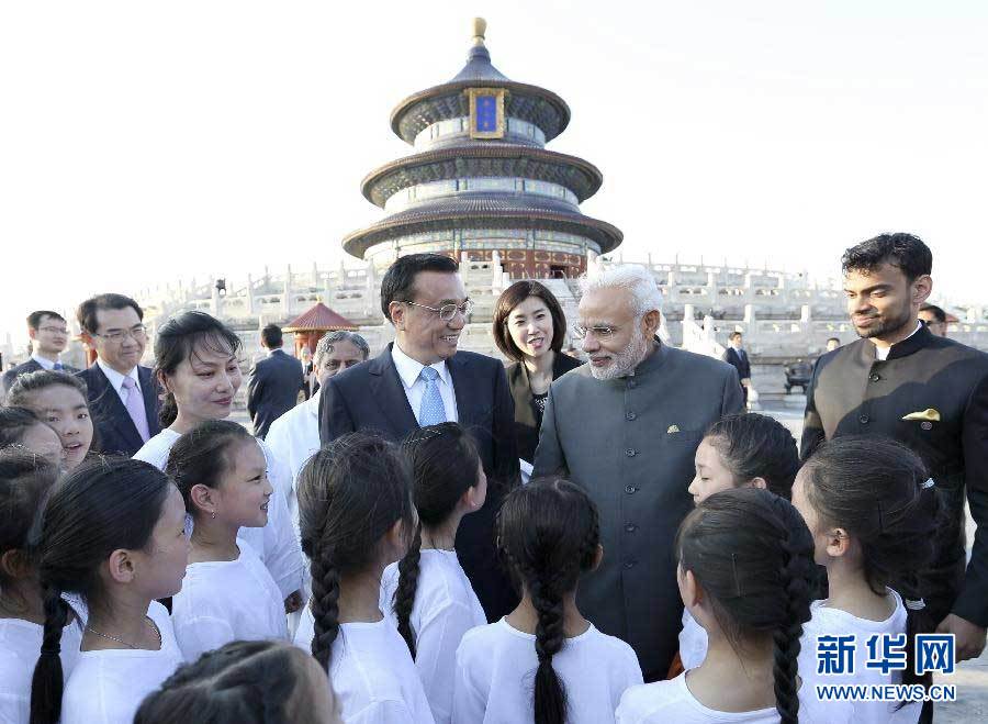 5月15日，中国国务院总理李克强与印度总理莫迪在北京天坛公园共同出席&ldquo;太极瑜伽相会&rdquo;活动。 新华社记者 马占成 摄 