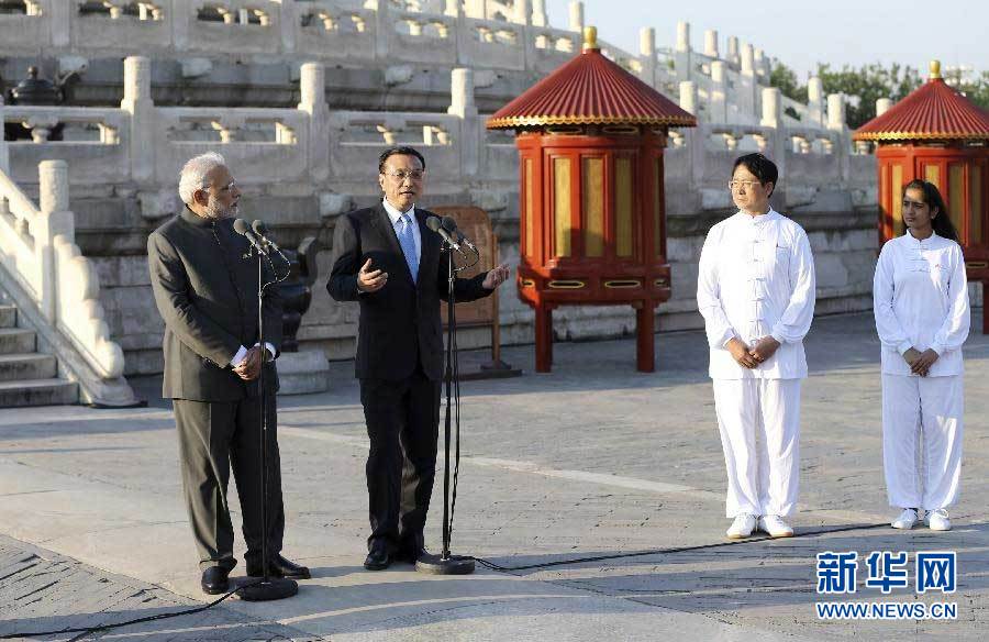 5月15日，中国国务院总理李克强与印度总理莫迪在北京天坛公园共同出席&ldquo;太极瑜伽相会&rdquo;活动。 新华社记者 马占成 摄
