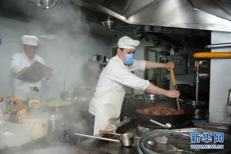 #（晚报）（1）北京一家老国企职工食堂对外开放