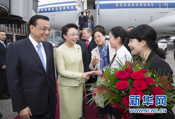 使馆工作人员向李克强和夫人程虹献花。 新华社记者黄敬文摄 