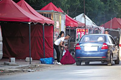 因拒绝交&ldquo;保护费&rdquo;，一男子将记者所摆的地摊抄走。在收取当天30元的&ldquo;保护费&rdquo;后又将物品返还。