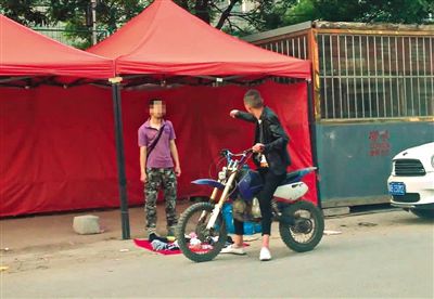 5月13日，地铁天通苑北站附近的一条巷子中，一名身份不明人员暴力威胁正在摆摊的记者交&ldquo;保护费&rdquo;。