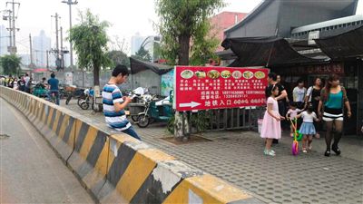 地铁天通苑北站北侧的&ldquo;小吃一条街&rdquo;，商贩每月交数千元便可在此经营。据城管部门介绍，该处为规范摊贩经营设立的疏导区。