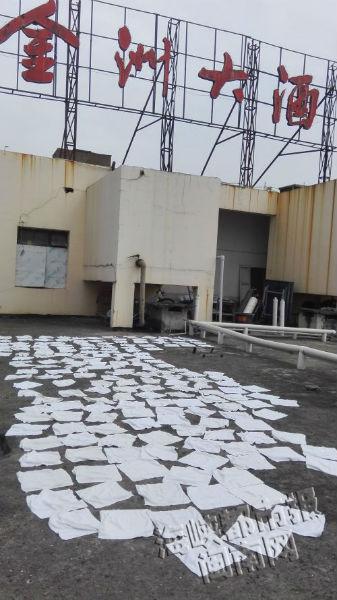 泉州一酒店白毛巾铺地上晒 回应：准备当抹布