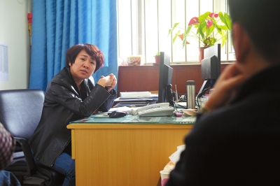 刘霞正在接待来访群众，聆听上访内容。京华时报记者赵思衡摄