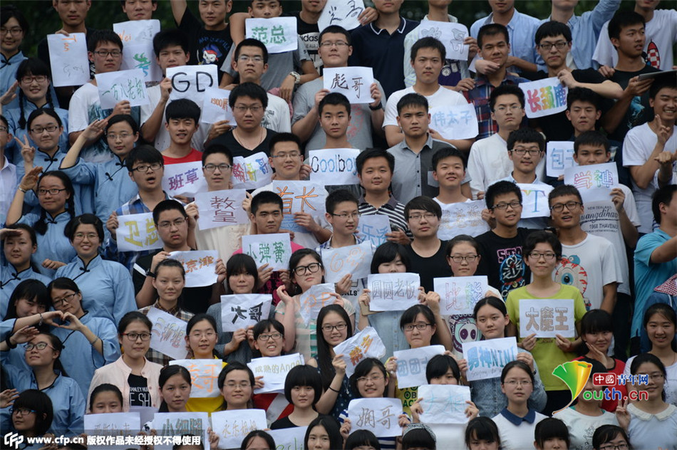 安徽合肥一中学拍&ldquo;最牛毕业照&rdquo; 两千多人挤进一张&ldquo;全家福&rdquo;