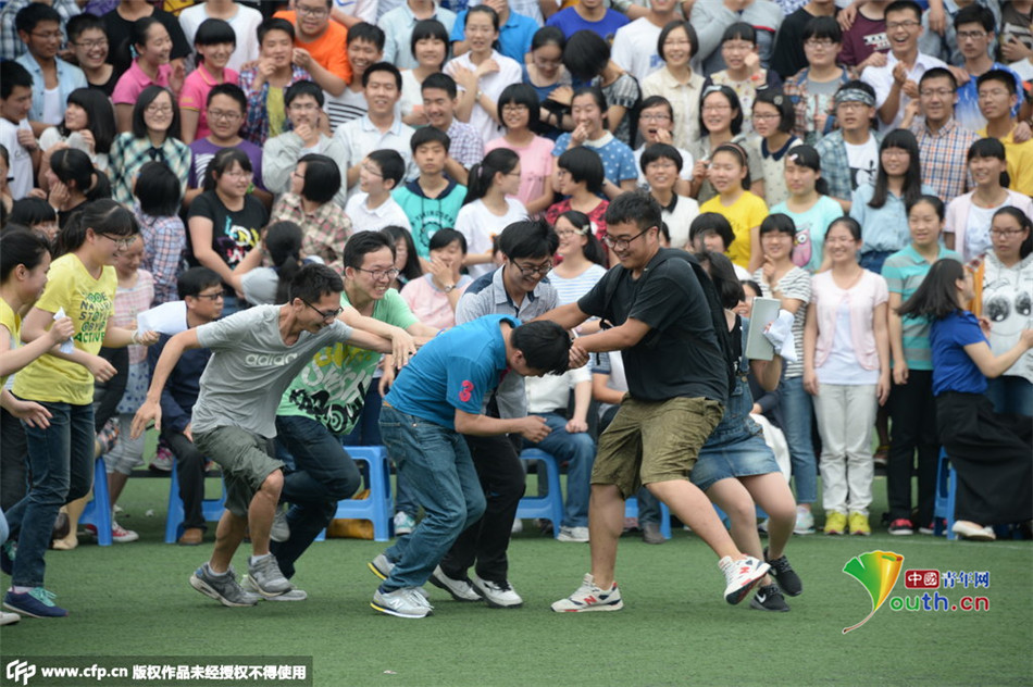 安徽合肥一中学拍&ldquo;最牛毕业照&rdquo; 两千多人挤进一张&ldquo;全家福&rdquo;