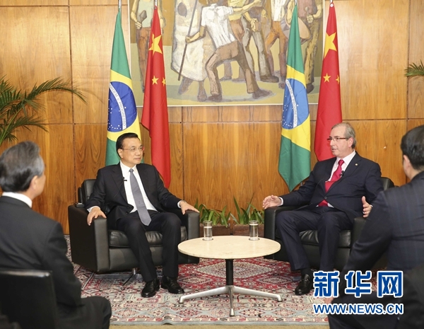 当地时间5月19日下午，中国国务院总理李克强在巴西利亚国会大厦会见巴西众议长库尼亚。 新华社记者 丁林 摄