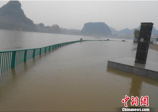 广西柳州76乡镇遭暴雨袭击部分路口交通瘫痪