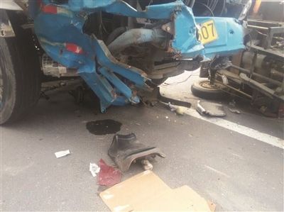 江苏邳州两辆大货车追尾 事故已造成4死12伤