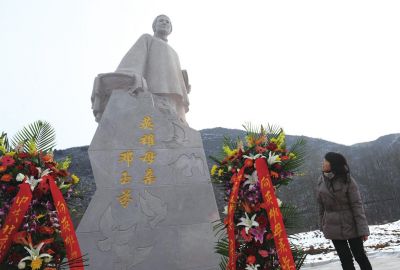 2012年12月,邓玉芬雕塑主题广场在她的家乡密云县石城镇张家坟村正式建成开放,用以纪念和缅怀这位英雄的母亲。