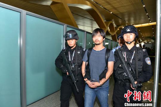 云南警方跨国&ldquo;猎狐&rdquo;缉捕外逃七年经济嫌犯回昆