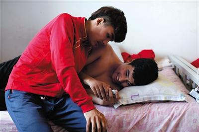 新疆少年足球队队员没钱买球鞋 光着脚打比赛