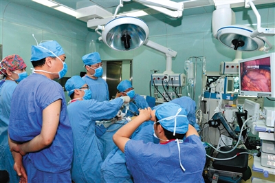 女子生日当天割肝救子 病友为孩子放《小苹果》