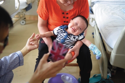 女子生日当天割肝救子 病友为孩子放《小苹果》