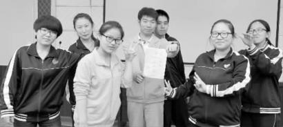 编写&ldquo;东北话常用小词典&rdquo;的学生们本组图片新文化记者樊亮摄