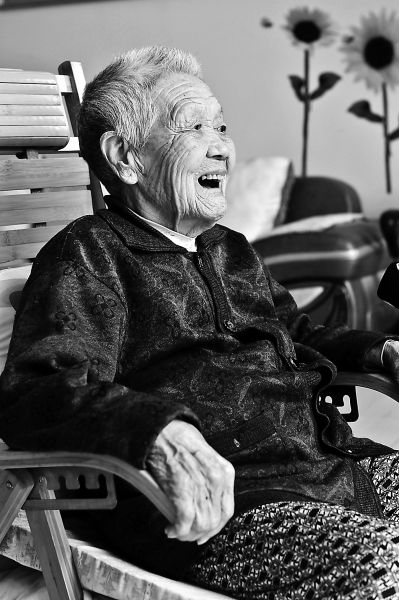 &ldquo;女八路&rdquo;任玉珍向记者叙述她与丈夫刘永智当年的革命爱情。