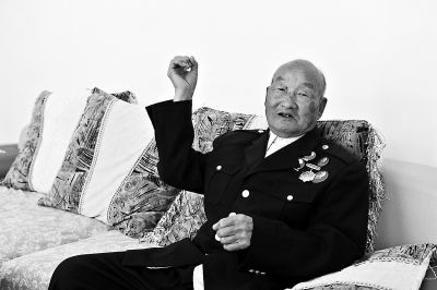 讲起牛栏山打鬼子的经历，老兵孟庆祥侃侃而谈。