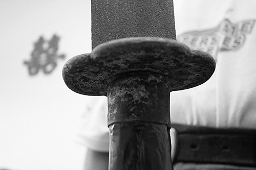 老党员曾获赠吕正操部下折铁宝刀已现豁口和卷刃