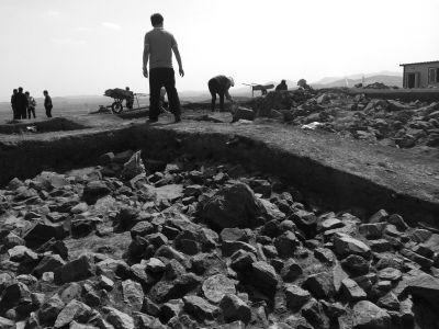 祖师爷姚某曾带领团伙盗挖过的半拉山墓葬群目，前正在被抢救性挖掘。京华时报记者钱卫华摄