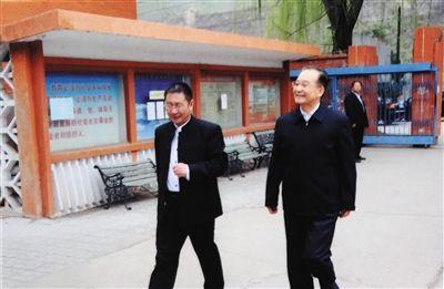 2014年4月16日,温家宝来到六道河中学,和校长贾利民交谈。