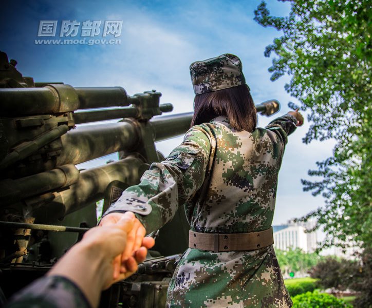 解放军最萌招生海报 女兵带你游军校