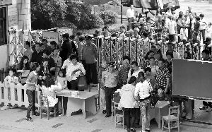 昨天是南京小学生新生报名日,图为南京火瓦巷小学报名现场