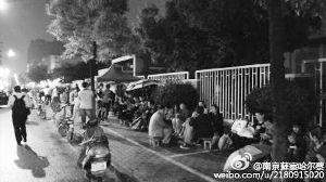 浦口区一所学校门外，家长们熬夜排队（请作者来领稿费）