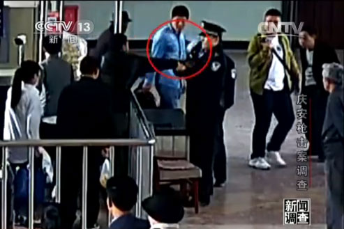 李乐斌是庆安站派出所5月2日的值班民警，他的工作地点就在候车室里面的民警值班室，按照规定，他的职责是负责旅客的购票、侯车的秩序维护以及部署客运的安检。